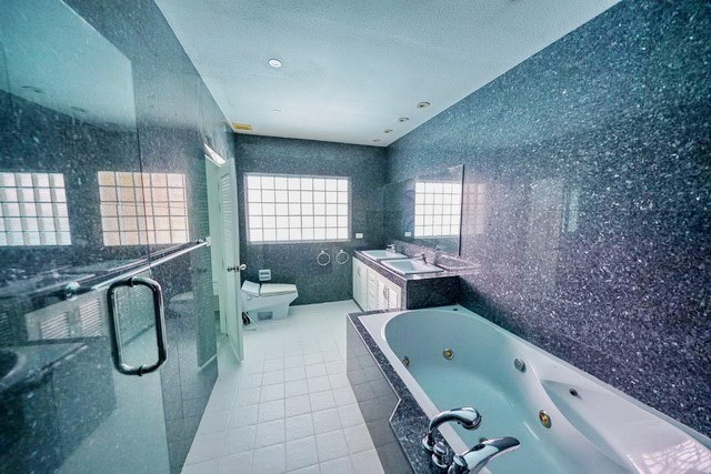 House for rent East Pattaya showing the second bathroom House for rent East Pattaya showing the second bathroom