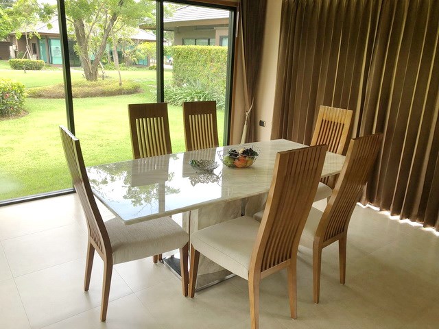 House for sale Huay Yai Pattaya showing the dining area House for sale Huay Yai Pattaya showing the dining area