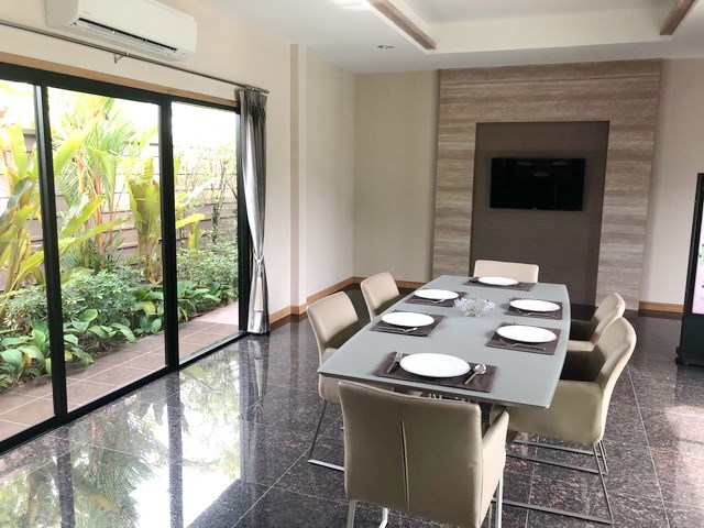 House for sale Huay Yai Pattaya showing the dining area House for sale Huay Yai Pattaya showing the dining area