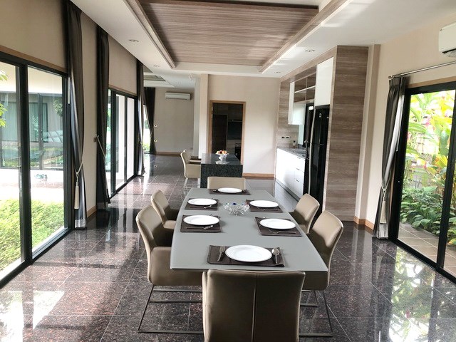 House for sale Huay Yai Pattaya showing the dining and kitchen areas House for sale Huay Yai Pattaya showing the dining and kitchen areas