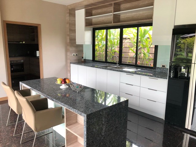 House for sale Huay Yai Pattaya showing the kitchen with breakfast bar House for sale Huay Yai Pattaya showing the kitchen with breakfast bar