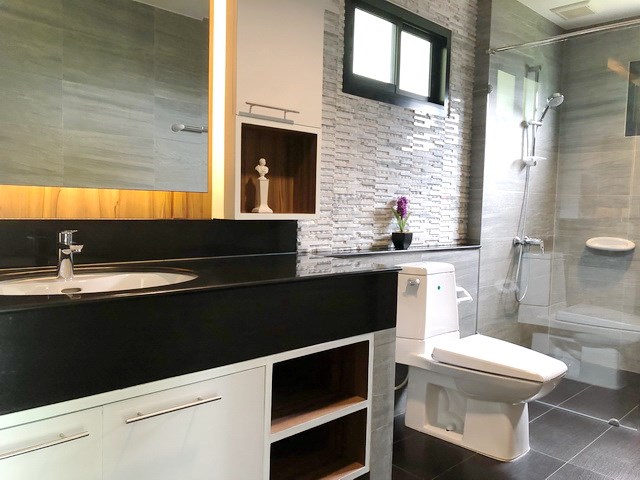 House for sale Huay Yai Pattaya showing the master bathroom House for sale Huay Yai Pattaya showing the master bathroom