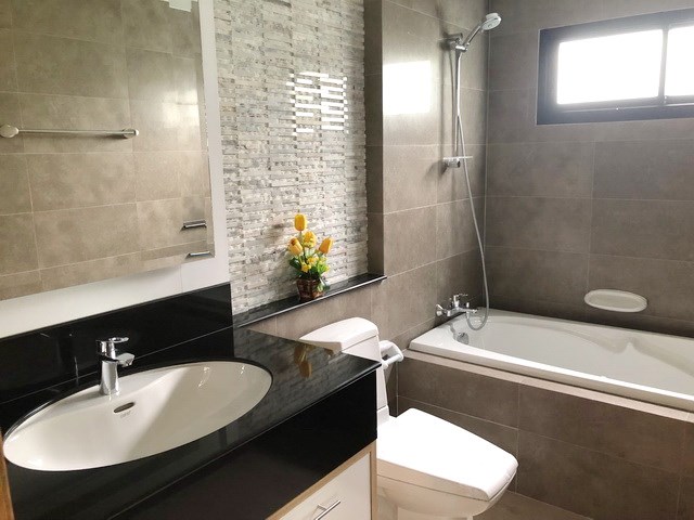 House for sale Huay Yai Pattaya showing the master bathroom House for sale Huay Yai Pattaya showing the master bathroom