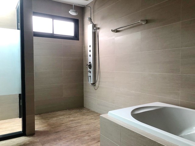 House for sale Huay Yai Pattaya showing the master bathroom House for sale Huay Yai Pattaya showing the master bathroom