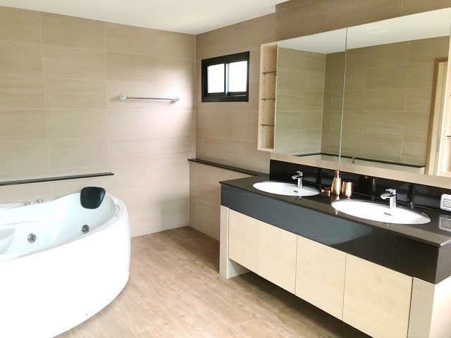 House for sale Huay Yai Pattaya showing the master bathroom House for sale Huay Yai Pattaya showing the master bathroom
