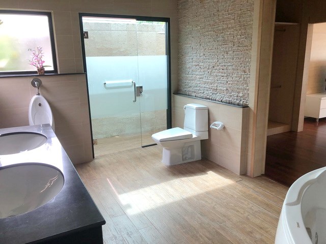 House for sale Huay Yai Pattaya showing the master bathroom with outside shower House for sale Huay Yai Pattaya showing the master bathroom with outside shower