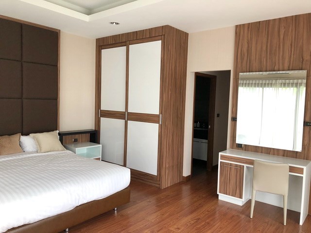 House for sale Huay Yai Pattaya showing the master bedroom suite House for sale Huay Yai Pattaya showing the master bedroom suite