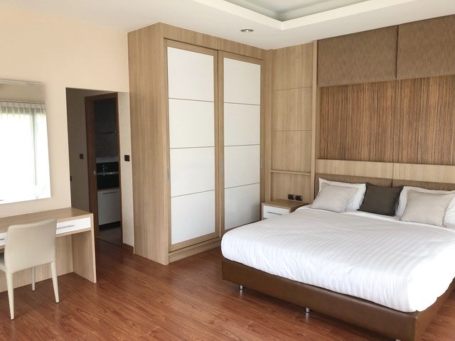 House for sale Huay Yai Pattaya showing the master bedroom suite House for sale Huay Yai Pattaya showing the master bedroom suite