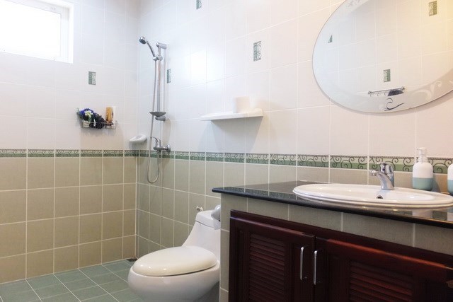 House for Sale Mabprachan Pattaya showing a bathroom 