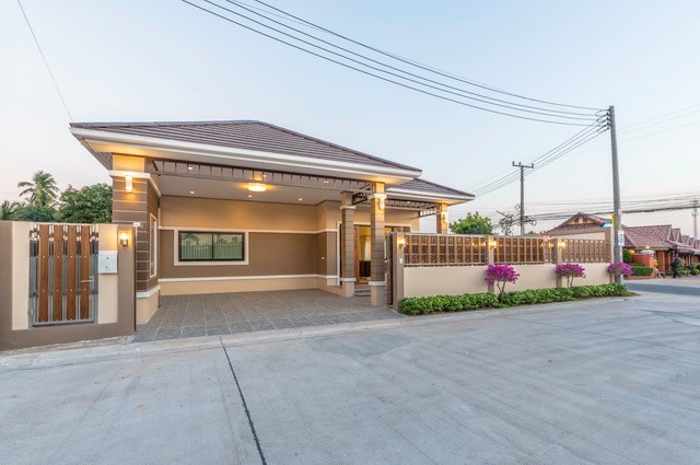 House for sale Pattaya Mabprachan showing the carport and house frontage House for sale Pattaya Mabprachan showing the carport and house frontage
