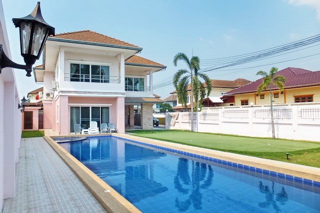 House for Sale Mabprachan Pattaya showing the house and pool 