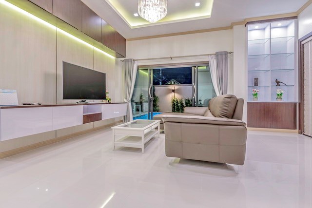 House for sale Pattaya Mabprachan showing the living room poolside House for sale Pattaya Mabprachan showing the living room poolside