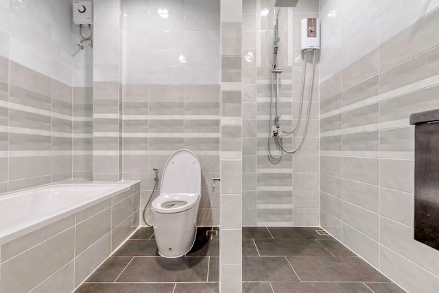 House for sale Pattaya Mabprachan showing the master bathroom with bathtub House for sale Pattaya Mabprachan showing the master bathroom with bathtub