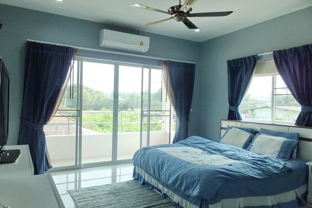 House for Sale Mabprachan Pattaya showing the master bedroom with balcony 