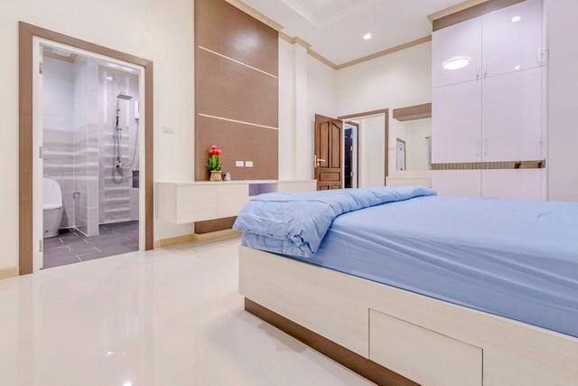 House for sale Pattaya Mabprachan showing the master bedroom with built-in wardrobes House for sale Pattaya Mabprachan showing the master bedroom with built-in wardrobes