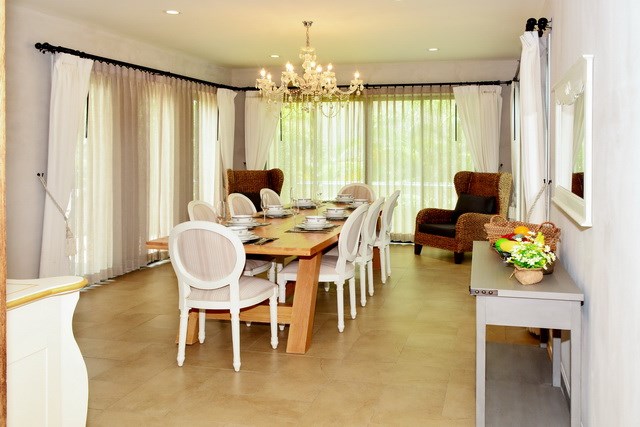 House for sale Na Jomtien Pattaya showing the dining room House for sale Na Jomtien Pattaya showing the dining room
