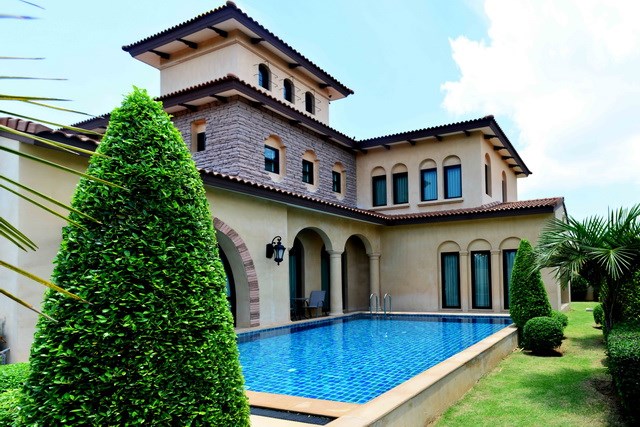 House for sale Na Jomtien Pattaya showing the house and pool House for sale Na Jomtien Pattaya showing the house and pool