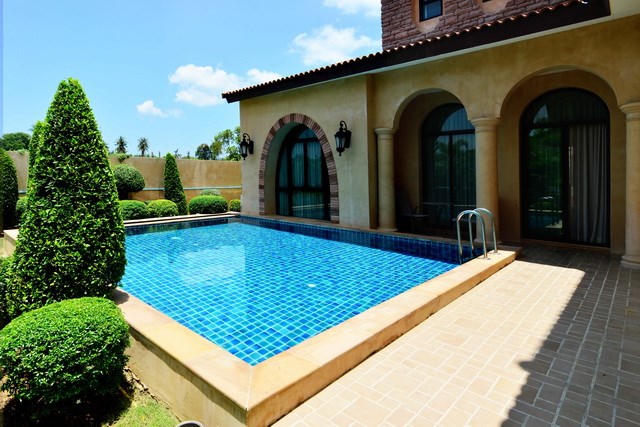 House for sale Na Jomtien Pattaya showing the private pool House for sale Na Jomtien Pattaya showing the private pool