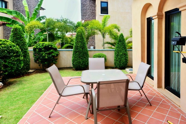House for sale Na Jomtien Pattaya showing the terrace and garden House for sale Na Jomtien Pattaya showing the terrace and garden