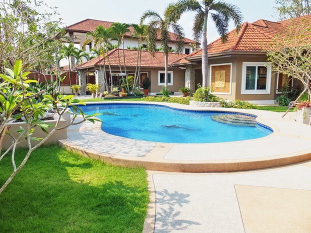 House for sale Nongpalai Pattaya showing the house and pool 