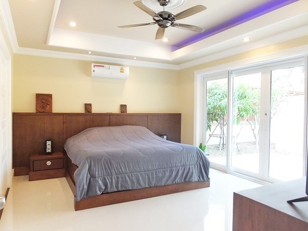 House for sale Nongpalai Pattaya showing the master bedroom 