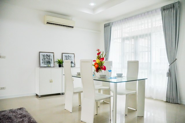 House for sale Pattaya showing the dining area House for sale Pattaya showing the dining area