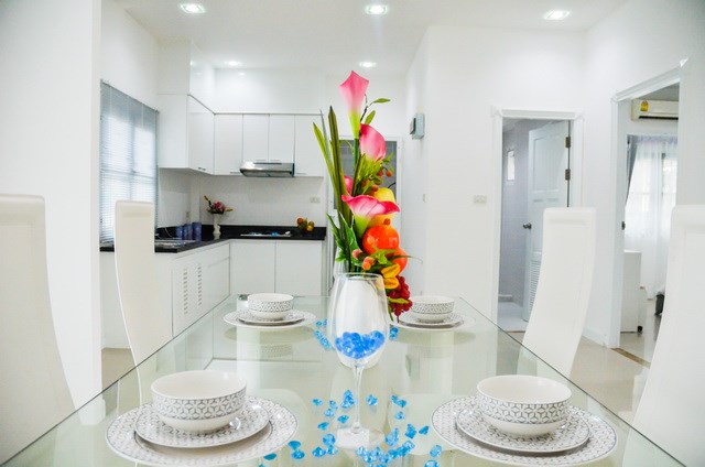 House for sale Pattaya showing the dining area, kitchen and second bathroom House for sale Pattaya showing the dining area, kitchen and second bathroom