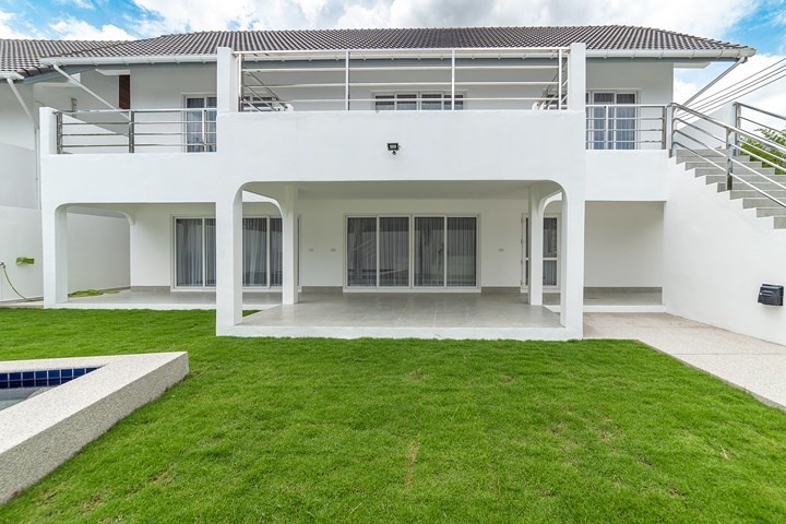 House for sale Pattaya showing the house and garden House for sale Pattaya showing the house and garden