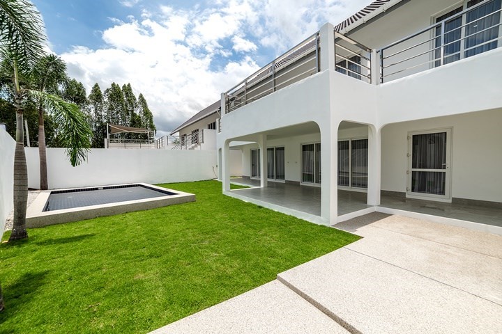 House for sale Pattaya showing the house garden and pool House for sale Pattaya showing the house garden and pool