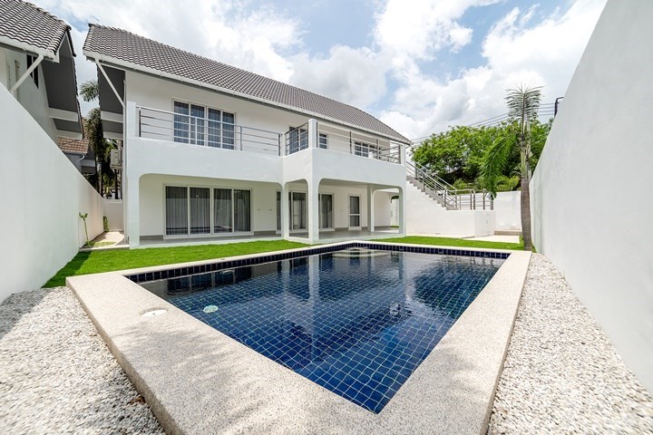 House for sale Pattaya showing the house and pool House for sale Pattaya showing the house and pool