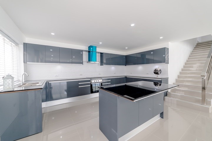 House for sale Pattaya showing the kitchen House for sale Pattaya showing the kitchen