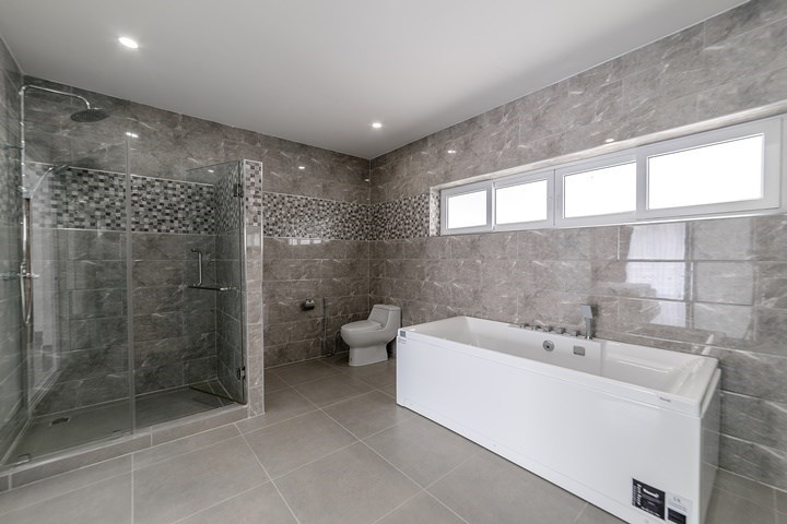 House for sale Pattaya showing the master bathroom House for sale Pattaya showing the master bathroom