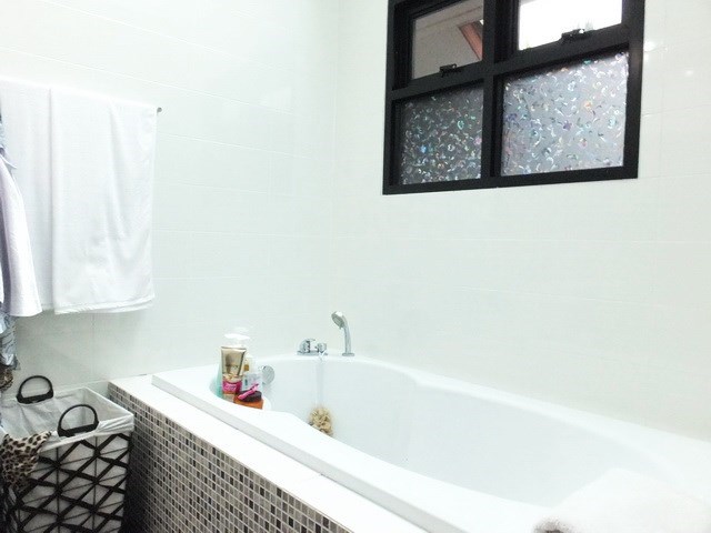 House for Sale Pattaya showing the master bathroom with bathtub 