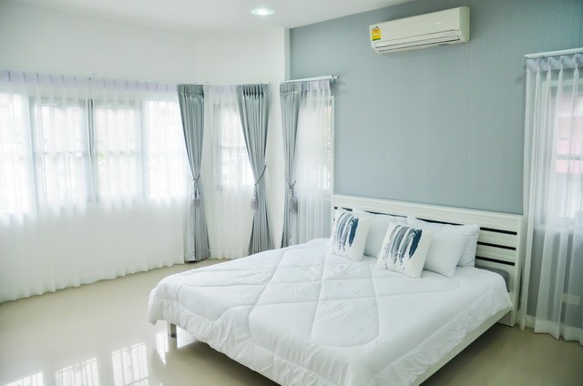 House for sale Pattaya showing the master bedroom House for sale Pattaya showing the master bedroom