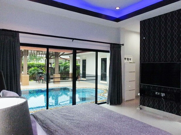 House for Sale Pattaya showing the master bedroom poolside  