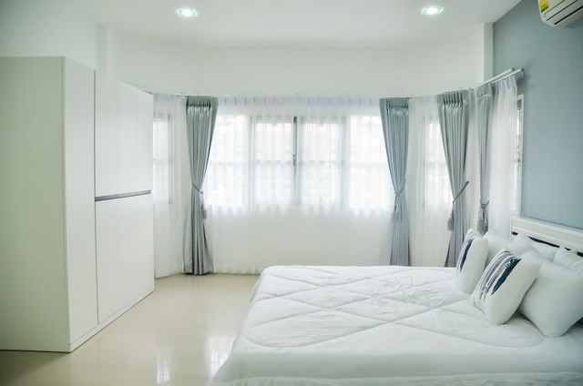 House for sale Pattaya showing the master bedroom suite House for sale Pattaya showing the master bedroom suite