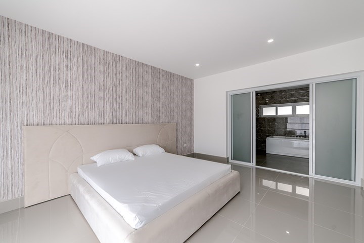 House for sale Pattaya showing the master bedroom suite House for sale Pattaya showing the master bedroom suite