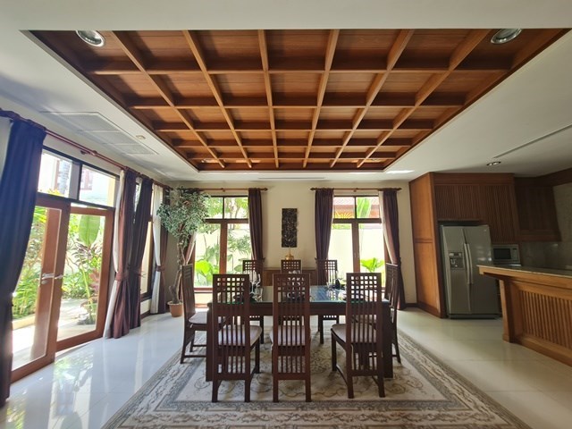 House for sale Pattaya Na Jomtien showing the dining area