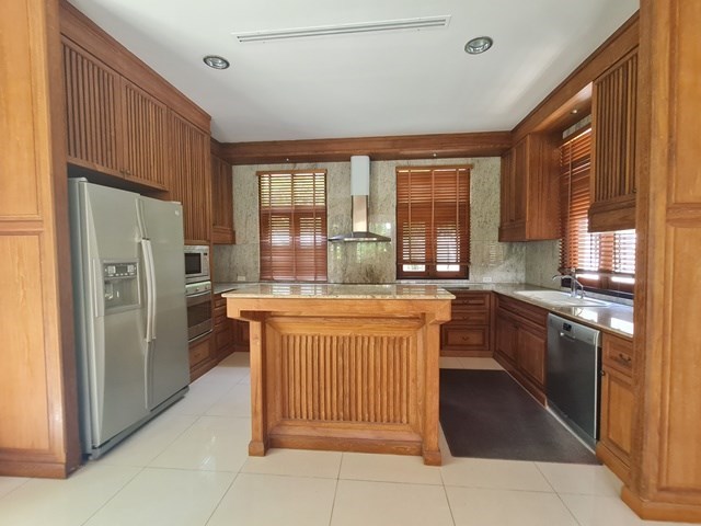 House for sale Pattaya Na Jomtien showing the kitchen
