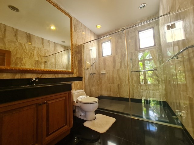 House for sale Pattaya Na Jomtien showing the second bathroom