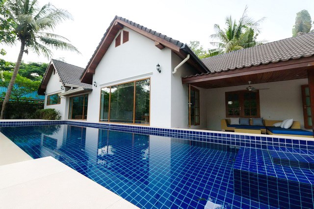 House for rent Pattaya showing the private swimming pool House for rent Pattaya showing the private swimming pool