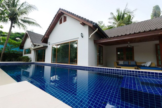 House for sale Pattaya showing the private swimming pool House for sale Pattaya showing the private swimming pool