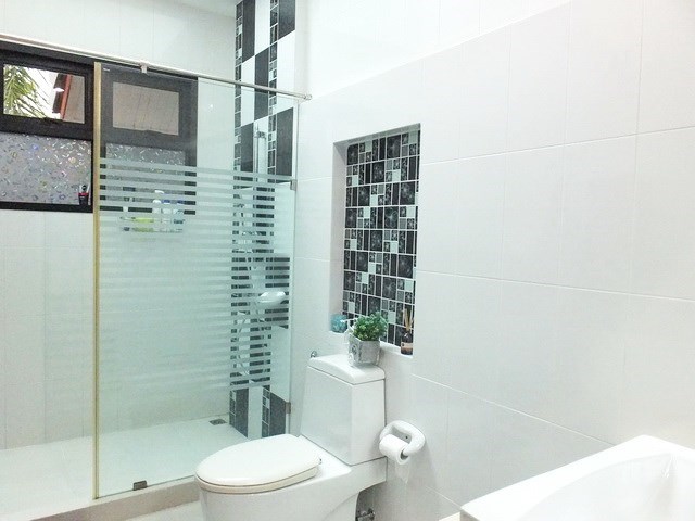 House for Sale Pattaya showing the second bathroom 