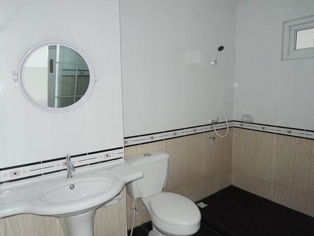 Shop House for Sale Pattaya showing an e-suite bathroom