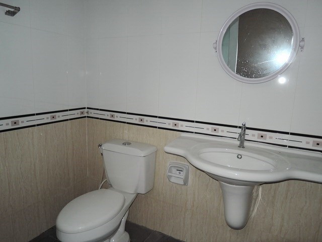 Shop House for Sale Pattaya showing the ground floor bathroom